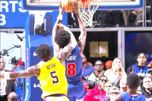 有点危险！勒维尔飞身欲扣遭艾顿从身后抡翻 后者吃一级恶意犯规