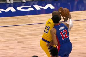 球手一体？詹姆斯转身跳投被吹犯规 活塞挑战成成功还拿回球权