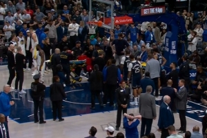 愿早日康复！穆迪重伤离场 独行侠勇士比赛被迫长时间中断