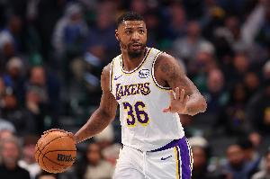 里夫斯：斯玛特是我们重要的粘合剂 他会防守对手最好的球员