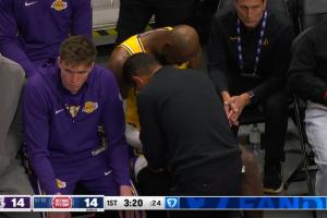 詹姆斯接球戳到小拇指有些受伤 随后下场接受治疗 痛得直咧嘴