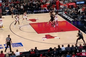 丢了魂？杜兰特首节连续出现失误 篮板球黄油手&传球找不到队友
