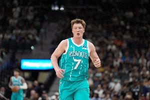 外线稳得很！4号秀克尼佩尔出战21分钟 三分7中4贡献14分4板3助