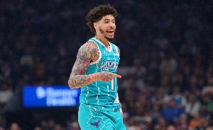 今天打得很稳！三球半场三分7中4砍14分5板4助 三分追平队史第二