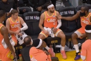 圆桌会？暂停期间 骑士众将积极讨论比赛