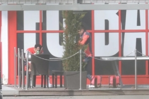 图片报：穆西亚拉与康复教练交谈后双手掩面，疑似康复进度不理想