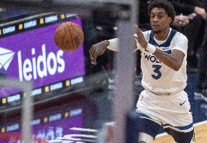 麦克丹尼尔斯因抽筋第四节离场，下场可出战