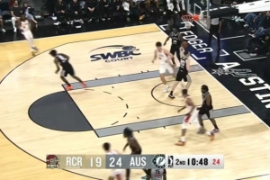 丝滑！肯特突破传球 杨瀚森接球转身勾手一气呵成！