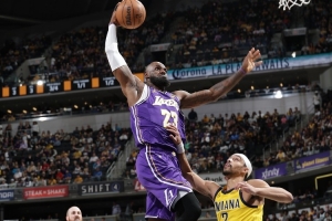 生涯第23赛季&41岁！詹姆斯本次六连客合计15记扣篮 场均2.5扣