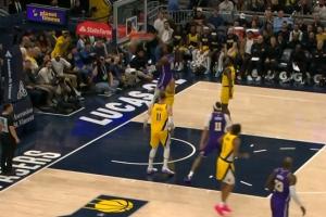 这球帅炸！布朗尼空切暴起单臂炸扣引爆全场&詹姆斯全程目睹