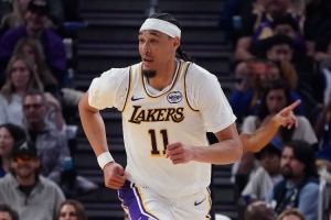 艾顿你好好养伤！海斯上半场6中4得到8分7板1助2帽