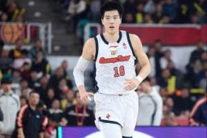 媒体人：焦泊乔本季想尽快融入广东队&压力大 保持愉悦心情很重要