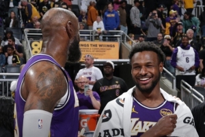 詹姆斯：我为布朗尼感到无比骄傲 他属于这里&他完全配得上