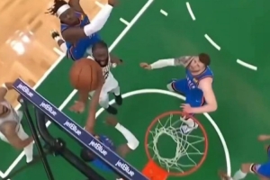 杰伦·布朗吐槽多特：打我头那一下就像爷爷打孙子一样 真烦