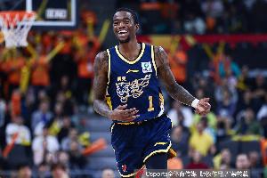 太猛了！萨姆纳首节6分钟7中5高效砍下13分1板2断