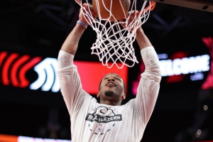 今天不卧底！扬布拉德半场7中4&罚球5中5砍下20分5板2助