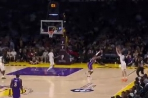 这都差点失误了！特拉奥雷转身压哨超远三分出手打板命中