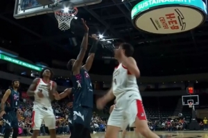 又针对我？杨瀚森掩护后下顺 篮下强攻被吹走步违例