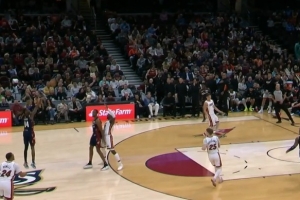 神来之笔！骑士1.3秒后场发球 莫布里助攻埃利斯超远三分压哨命中