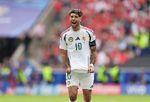 匈牙利主帅：我没管斯洛特让索博踢边后卫，他也别管我是否轮休