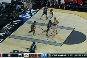 秀翻了！杨瀚森持球转身突破 连续脚步虚晃直接左手帅气挑篮！