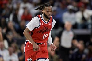 等你追分呢！加兰半场8中3拿到8分4助 崴脚返回更衣室