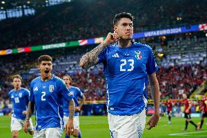 意天空记者：巴斯托尼对阵波黑将继续首发，意大利离不开他的特点