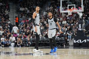 文班亚马：卡斯尔结合了核心力量与速度 被过掉还有我补防