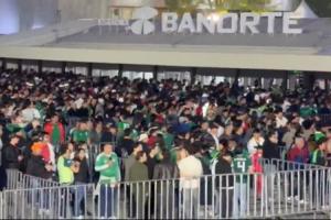 世界杯咋办？墨西哥友谊赛开始15分钟，仍有大量球迷堵在场外等待