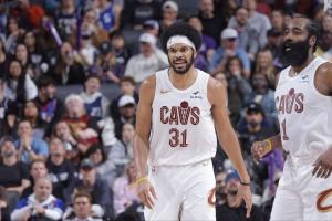 哈登至今和阿伦莫布里的双塔同场87分钟 净效率+23.1