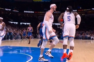 卡位大于身高！卡鲁索篮下硬刚唐斯抢板成功 激情振臂怒吼庆祝