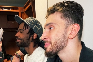 火箭美女记者晒伊森与申京亲密合照：氛围 化学反应 肢体语言