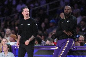 雷迪克：詹姆斯&东契奇等伟大球员都沉迷于站在舞台上表演