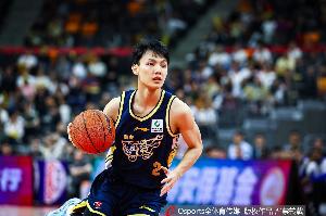并不理想！徐杰半场8投2中&三分7中1 得到5分1板2助1断另2失误