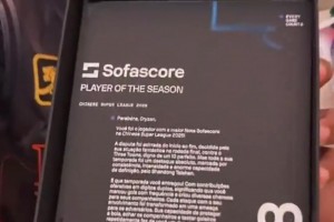 克雷桑获Sofascore2025中超最佳球员晒奖杯，身上这件衣服很眼熟