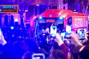 西班牙六台：这是马竞大巴抵达诺坎普时，车窗被瓶子砸碎的过程