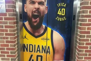 印第40！步行者场馆停车场的电梯上，已经印上了祖巴茨的画面！