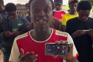 阿森纳在非洲人气这么高啊，三角洲跑刀的黑人都穿的阿森纳球衣