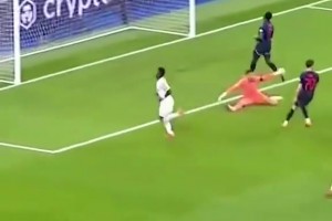 来看看皇马如何完成，17秒从本方球门到对方球门行云流水的配合！