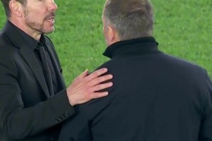 西蒙尼和弗里克赛后友好聊天 