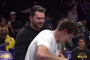 你俩在一起吧！东契奇赛前和里夫斯又在“打情骂俏”了