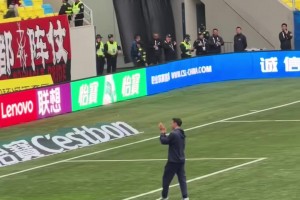 周定洋赛前致意成都北看台，一半嘘声一半掌声