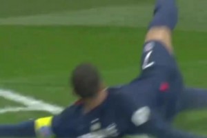 当大家都觉得这球必定出界时，姆巴佩：足球的浪漫，来自于不放弃