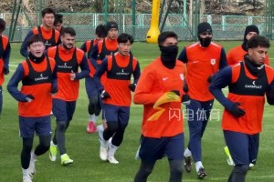 泰山队全力备战新赛季首战！新外援融入氛围良好，大雷新发型亮了