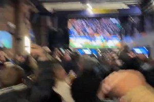 埃弗顿球迷庆祝利物浦在狼队主场惜败……