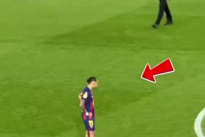 拉菲尼亚上前感谢巴萨球迷，收到热烈的掌声和高呼