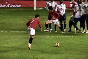 绝对十分角！当年C罗在曼联这记任意球，世界上可能没人能扑出来