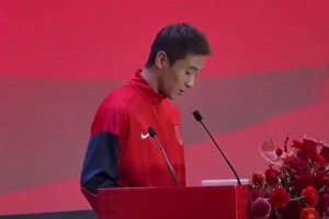 尬住！韦世豪讲话时把“输了一起扛”念成“输了一起狂”！！