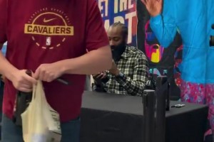 到克里夫兰也要卖酒！登哥为自己的红酒举办签名活动！