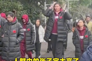 中国女篮现身橘子洲头，张子宇在人群中太高了